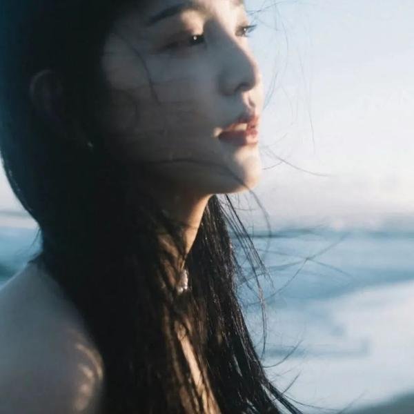 年轻女孩爱过来